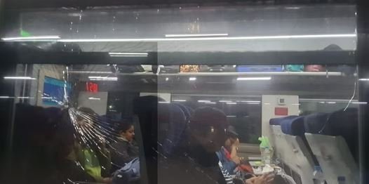 बड़ी खबर : वंदे भारत एक्सप्रेस पर पथराव, दहशत में यात्री