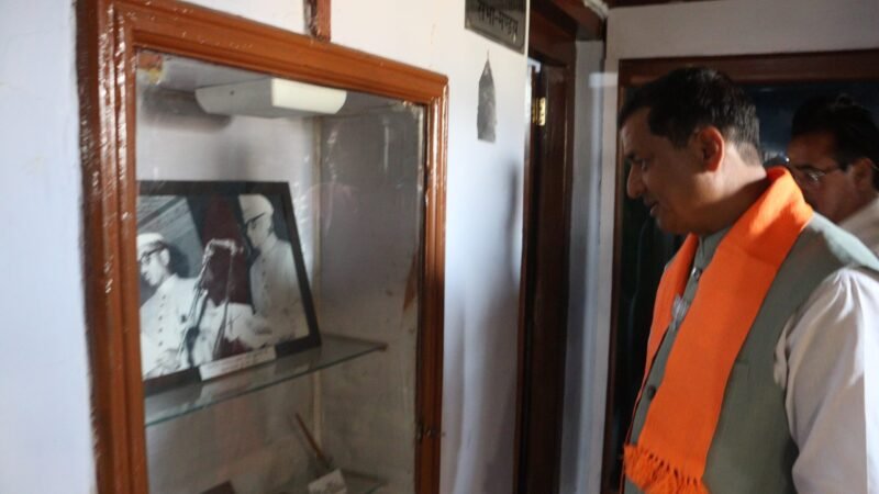 उत्तराखंड : हेमतीनंदन बहुगुणा के पैतृक गांव बुगाणी पहुंचे बलूनी