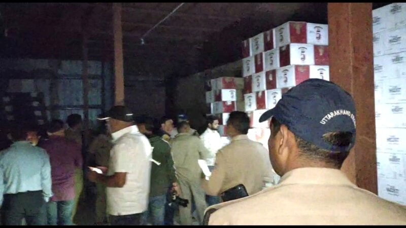 उत्तराखंड: यहां पकड़ी गई 9 हजार 300 शराब की पेटियां, प्लांट सील, गोदियाल ने BJP पर लगाए गंभीर आरोप