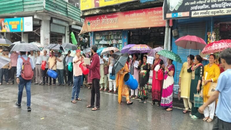 उत्तरकाशी : बारिश में भी पानी के लिए संघर्ष जारी, बनाई मानव श्रंखला