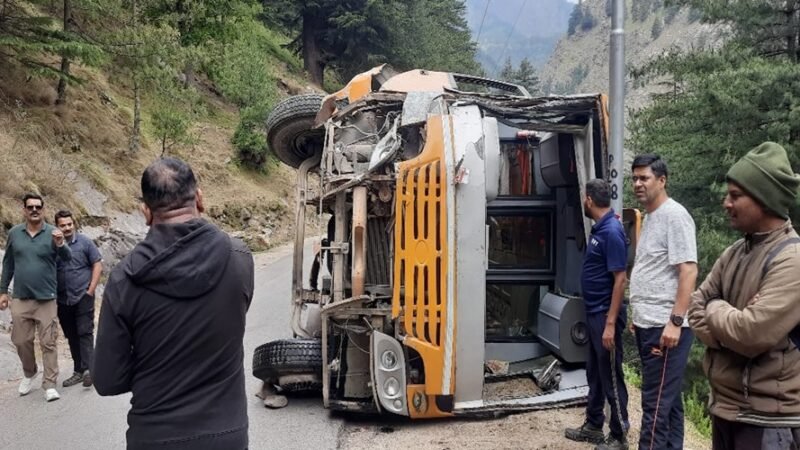 उत्तरकाशी: सड़क पर पलटी बस, इतने यात्री थे सवार