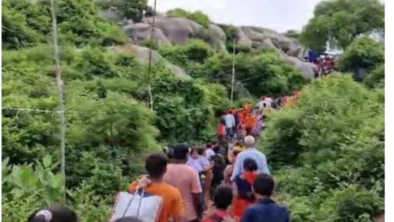 BIG BREAKING: सुबह-सुबह बड़ा हादसा, शिव मंदिर में भगदड़ मचने से सात लोगों की मौत