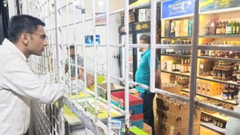 उत्तराखंड: दारू की दुकान पर DM, खरीदी शराब की बोतल, मिली 20 रुपये महंगी…फिर