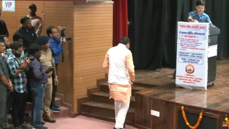 उत्तराखंड : CM धामी ने मंच पर जाने से पहले उतार दिए जूते, देखते रह गए लोग