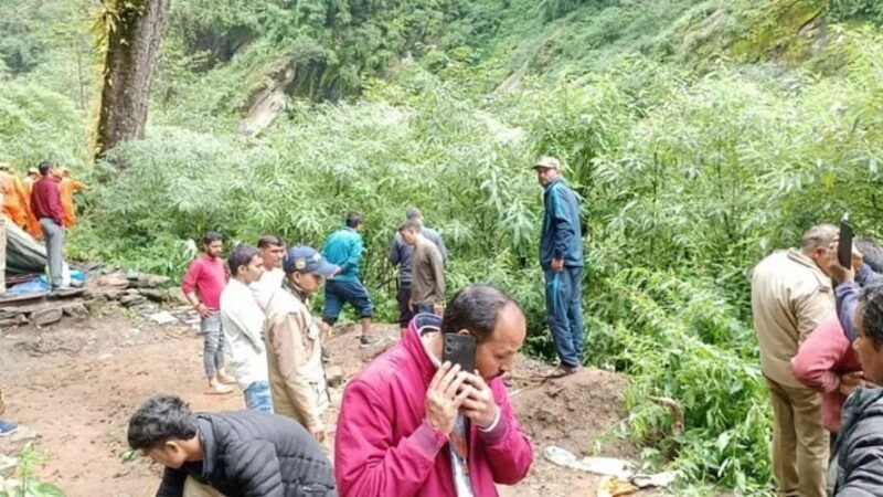 उत्तराखंड : केदारनाथ धाम यात्रा मार्ग पर हादसा, 14 लोग थे सवार