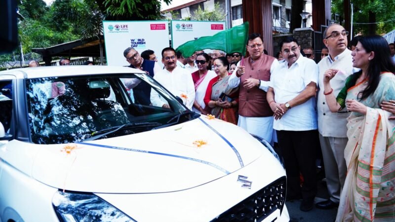 CM धामी कार गार्बेज इको फ्रेंडली बैग वितरण अभियान का शुभारंभ