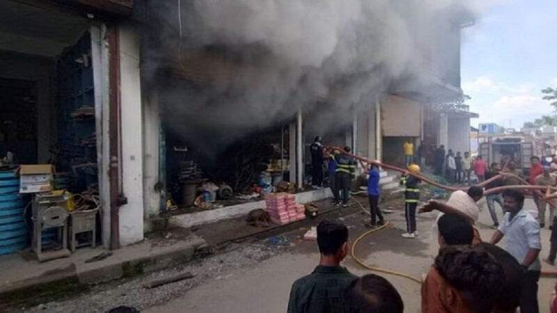 उत्तराखंड : यहां हार्डवेयर की दुकान के गोदाम में लगी भीषण आग