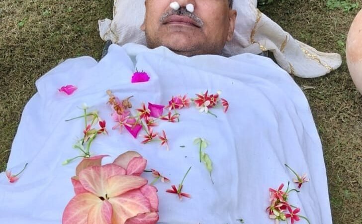 उत्तराखंड: जिंदा व्यक्ति की बना दी अर्थी, पत्नी ने कफ़न ओढ़ाया, बेटी ने चढ़ाए फूल, वजह जानकर आप भी करेंगे सेल्यूट