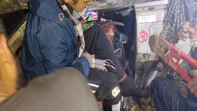 उत्तराखंड: यहां हादसे का शिकार हुई स्कूली बच्चों से भरी बस, देर रात का है मामला