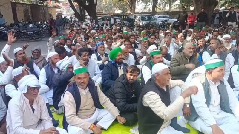 छापेमारी से किसान परेशान, DGM कार्यालय के बाहर किया प्रदर्शन