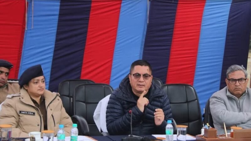 उत्तरकाशी: जिला निर्वाचन अधिकारी ने फर्जी मतदान रोकने के दिए कड़े निर्देश, निकाय छोड़ दें प्रचार में जुटे बाहरी व्यक्ति 