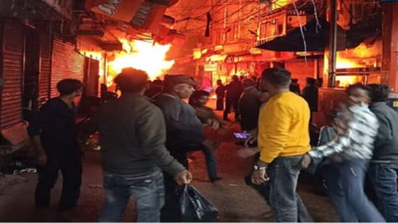 Uttarakhand news: हैंडीक्राफ्ट की दुकान में भीषण आग, लाखों का नुकसान