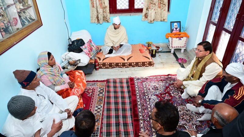 दिवंगत वरिष्ठ पत्रकार मंजुल मांजिला के घर पहुंचे मुख्यमंत्री पुष्कर सिंह धामी, अर्पित की श्रद्धांजलि