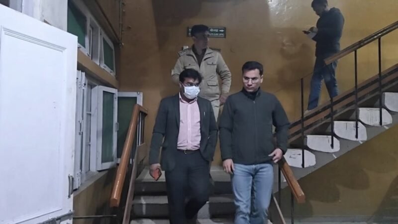 माफिया का दुस्साहस, छापेमारी करने गए SDM का तोड़ दिया दांत