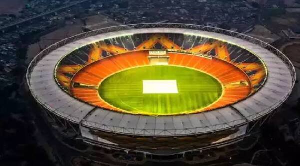 गेन्दुकक्षेपकः कन्दुकं उत्तमं क्षिप्तवान्! फलकधारकः तं प्रबलेन प्रहरति! चत्वारः!…क्रिकेट कमेंट्री