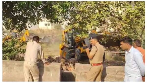 उत्तराखंड में यहां गरजा योगी का बुलडोजर, ध्वस्त कर दी मजार