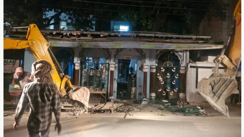 Uttarakhand News : दून अस्पताल में अवैध मजार पर चला बुलडोजर, सरकारी भूमि पर था कब्जा