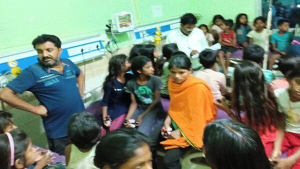 स्कूल में मिड डे मील में सांप, 50 से अधिक बच्चों की तबीयत बिगड़ी