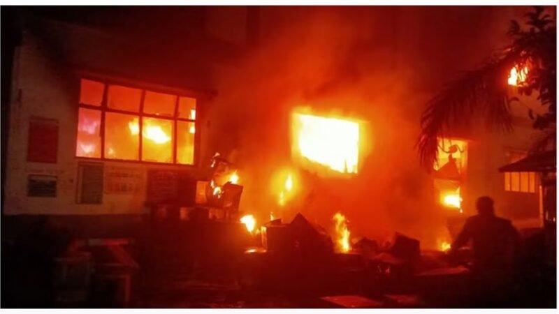 Uttarakhand News : कबाड़ के गोदाम में भीषण आग, दमकल कर्मियों ने मशक्कत के बाद पाया काबू