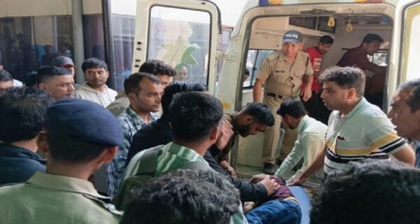 Uttarakhand News : स्कूली छात्रों को लेकर जा रही वैन खाई में गिरी, मची चीख पुकार