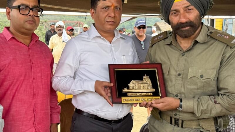 सनी देओल से मिले उत्तराखंड फिल्म विकास परिषद के सीईओ बंशीधर तिवारी, बॉर्डर 2 के सेट पर हुई सकारात्मक चर्चा