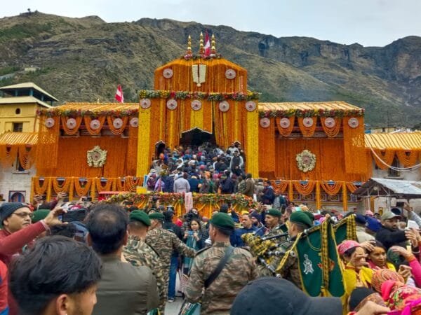 श्रद्धालुओं के लिए खुले भगवान बदरीविशाल के कपाट