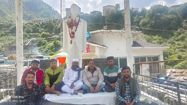 जानकीचट्टी में यमुनोत्री धाम की गरिमा बचाने को विजयपाल रावत ने किया मौन सत्याग्रह