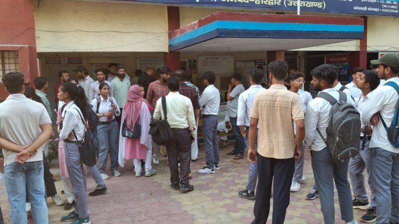 रुड़की में प्रैक्टिकल लेने आए असिस्टेंट प्रोफेसर ने 12 छात्राओं से की छेड़छाड़, हंगामा