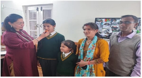 Uttarakhand : नाव चलाने वाले की बेटी अस्मिता ने रचा इतिहास, CBSE 10वीं में टॉप थ्री में स्थान, यूट्यूब से की पढाई