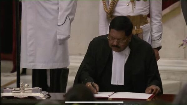 बीआर गवई बने देश के 52वें चीफ जस्टिस, राष्ट्रपति ने दिलाई शपथ