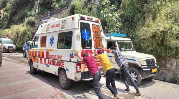उत्तराखंड : खुद ‘बीमार’ पड़ी 108 एम्बुलेंस, बीच बाजार लगाना पडा धक्का, आखिर कौन है जिम्मेदार?
