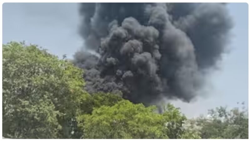 अहमदाबाद में प्लेन क्रैश, कई लोगों सवार होने की आशंका!