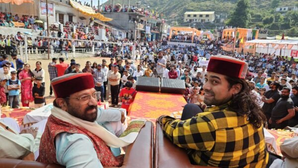 नागथात में जुबिन नौटियाल के गीतों ने बिखेरा रंग, चार होनहार बच्चों को दी प्रोत्साहन राशि