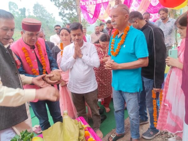 दिल्ली छोड़ गांव लौटा बेटा: अरधेंदू बहुगुणा बना पहाड़ में बदलाव की मिसाल