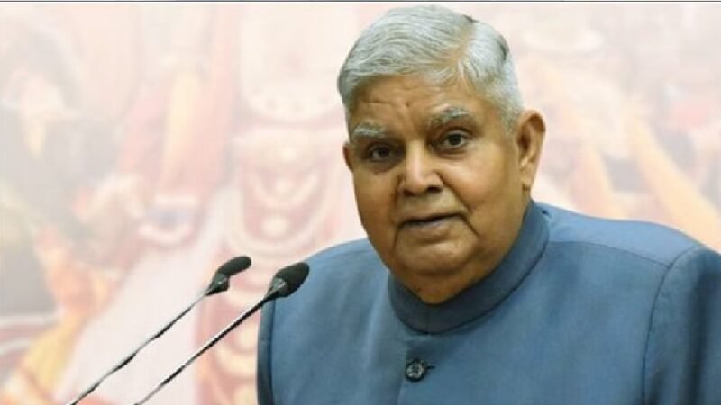 उपराष्ट्रपति धनखड़ की तबीयत बिगड़ी, मंच पर पुराने साथी से मिलकर हुए भावुक