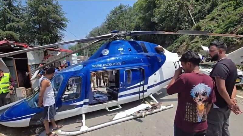 Big Breaking Uttarakhand : हेलीकॉप्टर की केदारनाथ हाईवे पर आपात लैंडिंग, पायलट घायल