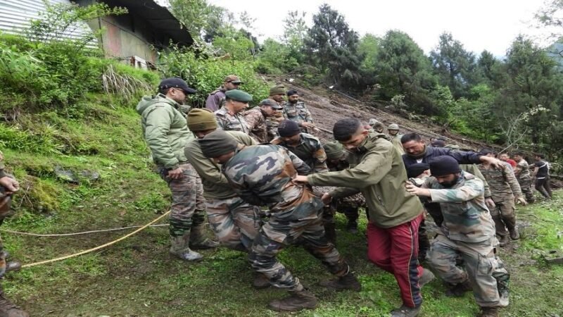 भीषण भूस्खलन, तीन जवान शहीद, छह लापता