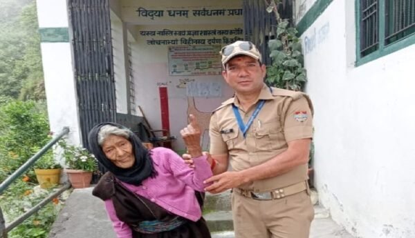 उत्तराखंड पंचायत चुनाव में दूसरे चरण के लिए म जारी, 106 साल की दादी ने भी डाला वोट