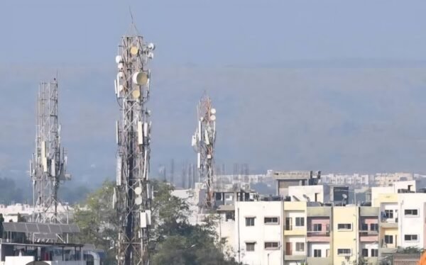 उत्तराखंड: मोबाइल टावरों पर जिला प्रशासन का बड़ा एक्शन: दर्जनों अवैध टावर सील