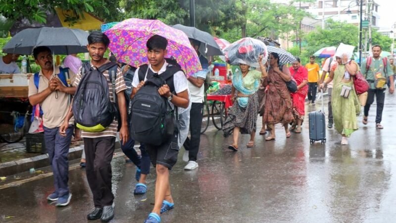 भारी बारिश के कारण अमरनाथ यात्रा एक दिन के लिए स्थगित