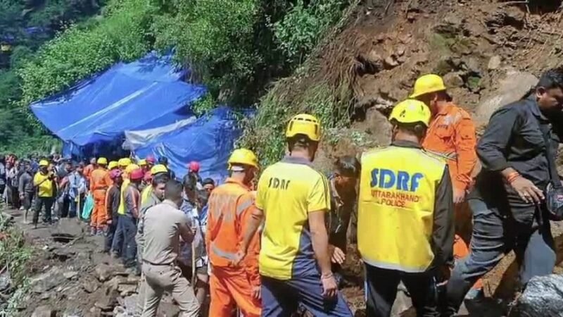 फिलहाल रोकी गई केदारनाथ यात्रा, भूस्खलन से मार्ग बंद, यात्री फंसे