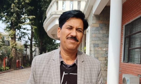 गिरीश बडोनी : एक ऐसे शिक्षक, जो बच्चों को दे रहे हैं शिक्षा के साथ लोकसंस्कृति की पहचान…VIDEO