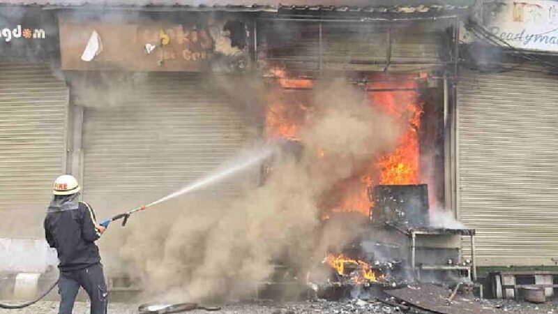 मसूरी माल रोड पर सुबह-सुबह दुकान में लगी भीषण आग, सामान जलकर राख