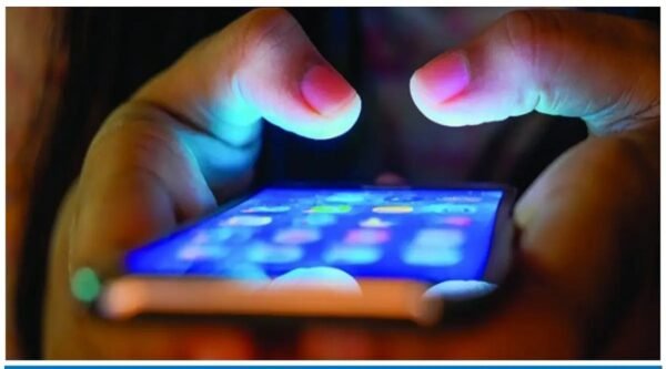 बचपन पर भारी मोबाइल : बच्चों का बढ़ता स्क्रीन टाइम बढ़ा रहा टेंशन…VIDEO