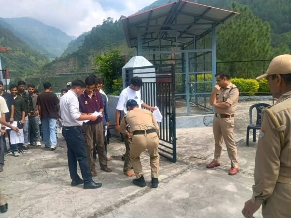 उत्तराखंड: प्रदेशभर में विभिन्न केंद्रों में कराई जा रही पुलिस भर्ती परीक्षा, रखी जा रही पैनी नजर