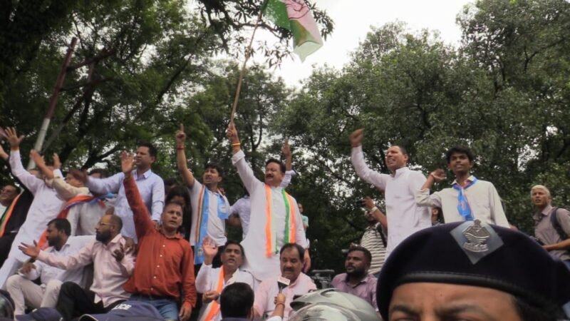 उत्तराखंड: ध्वस्त कानून व्यवस्था औ भ्रष्टाचार के खिलाफ कांग्रेस का राजभवन कूच, सैकड़ों गिरफ्तार