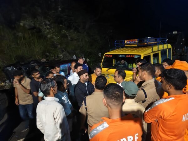 स्यानाचट्टी में बनी झील, हालात पर नज़र बनाए हुए हैं निवर्तमान जिला पंचायत अध्यक्ष दीपक बिजल्वाण