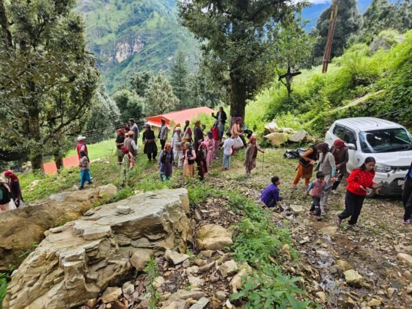 उत्तरकाशी: राधा स्वामी सत्संग केंद्र सांकरी में पौधारोपण, पर्यावरण संरक्षण का दिया संदेश