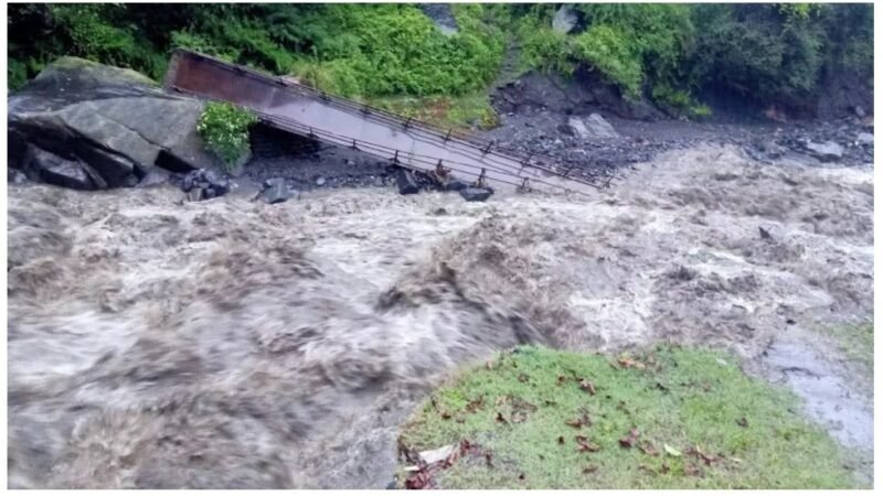 बादल फटने से भारी तबाही, कई दुकानें और खेत प्रभावित