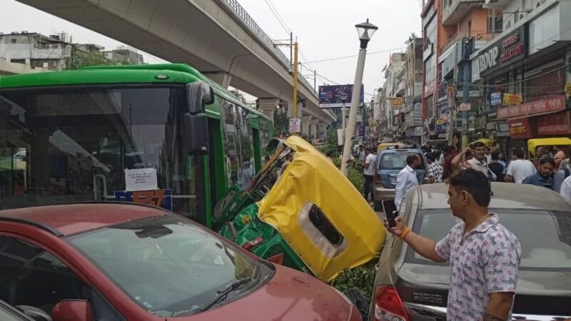 चलती बस में ड्राइवर को पड़ा मिर्गी का दौरा, कई गाड़ियों को मारी टक्कर; एक की मौत